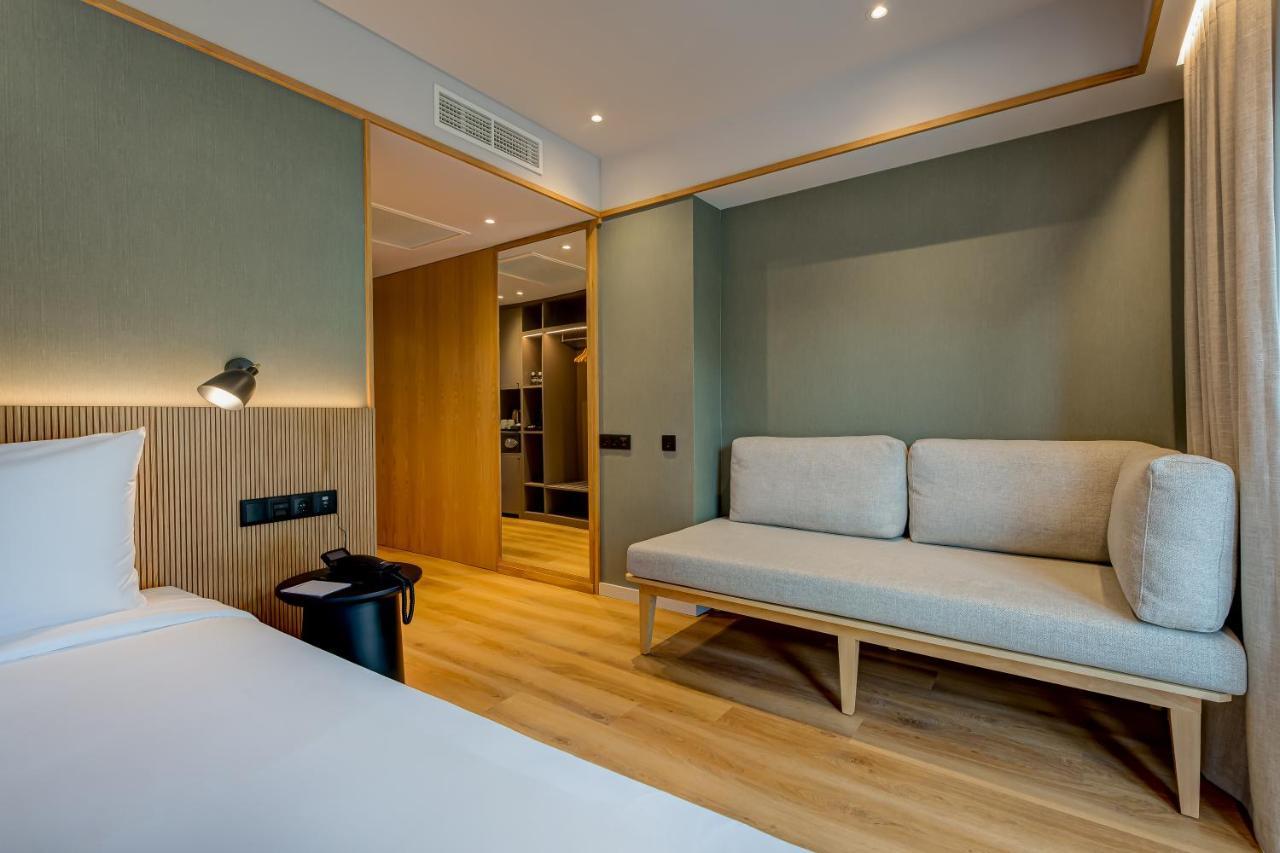 Acta The Clover Hotel Oporto